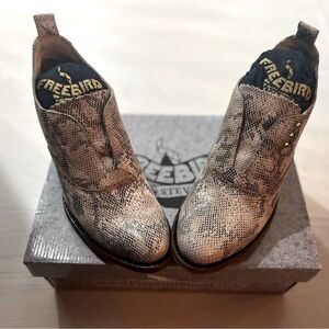 Freebird Sadie black and white snack size 8.